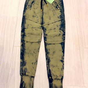 Balmain sweat pant logo to back pocket.